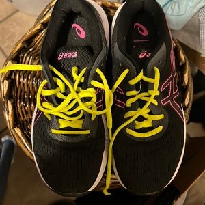 Woman’s ASICS tennis shoes size 7.5